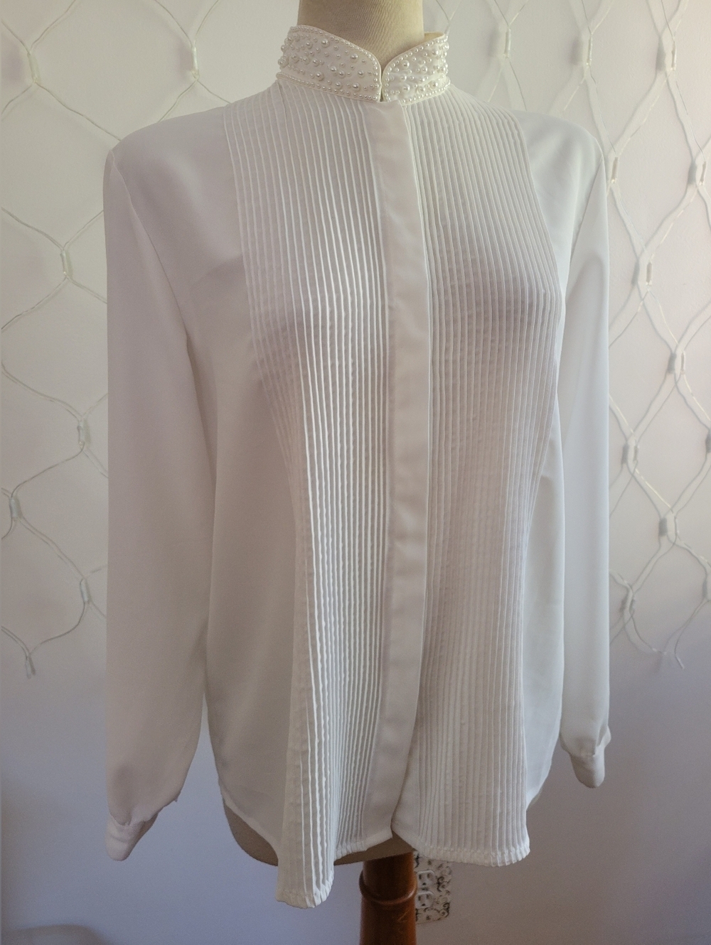 Karen Scott White Tuxedo Blouse with Pearl Trim Collar • Tagged Size 10